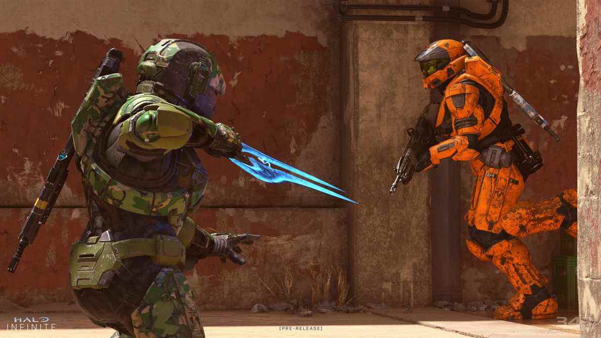 un Spartan en armure camo verte brandit une épée d'énergie contre un Spartan en armure orange tenant un VK78 Commando en multijoueur Halo Infinite