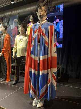 La cape Union Jack de Mick Jagger, qui fait partie de l'exposition Rolling Stones: Unzipped au TheMuseum de Kitchener, en Ontario.