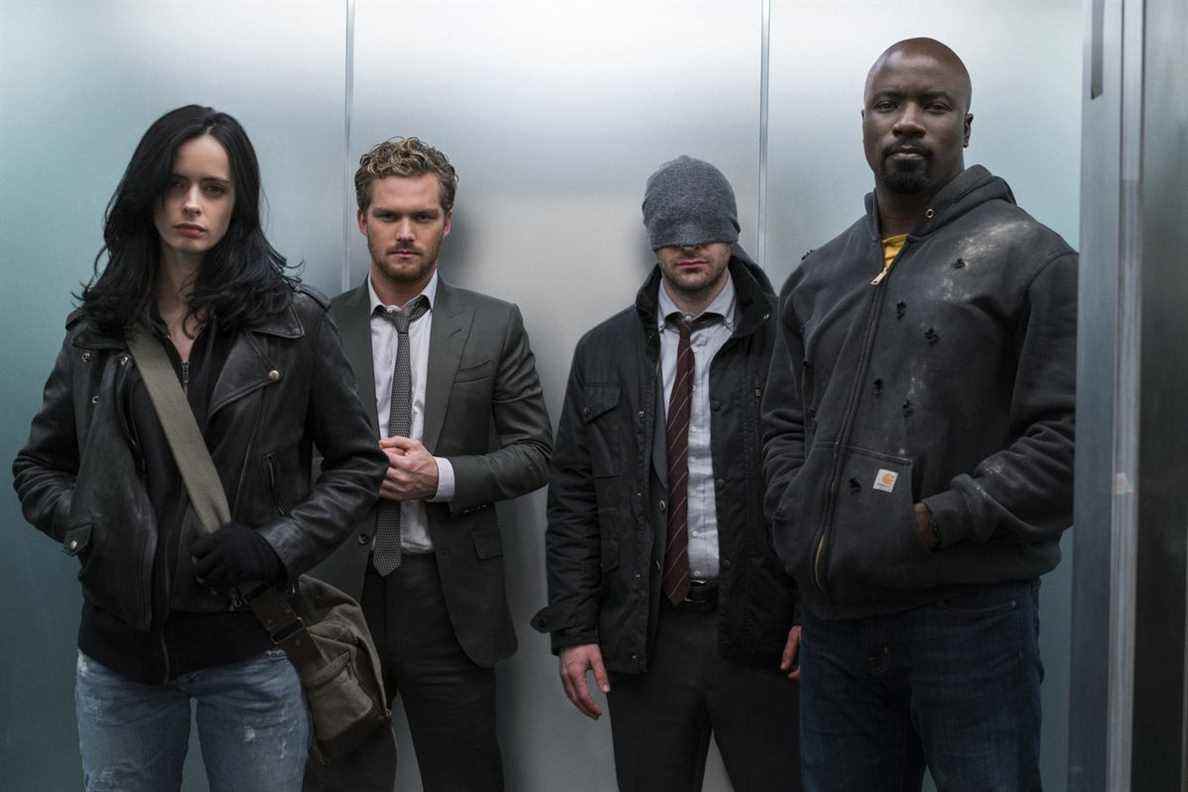Jessica Jones, Iron Fist, Daredevil et Luke Cage se tiennent ensemble dans un ascenseur dans The Defenders.