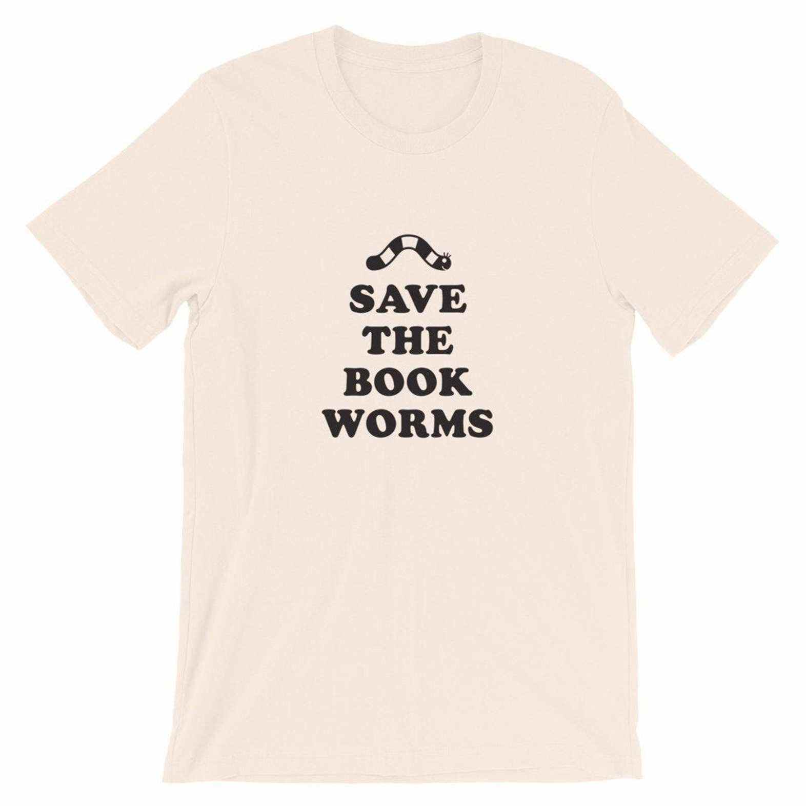 Image d'un t-shirt rose.  Le texte noir se lit "Sauvez les vers de livres," avec un ver au-dessus du mot save. 