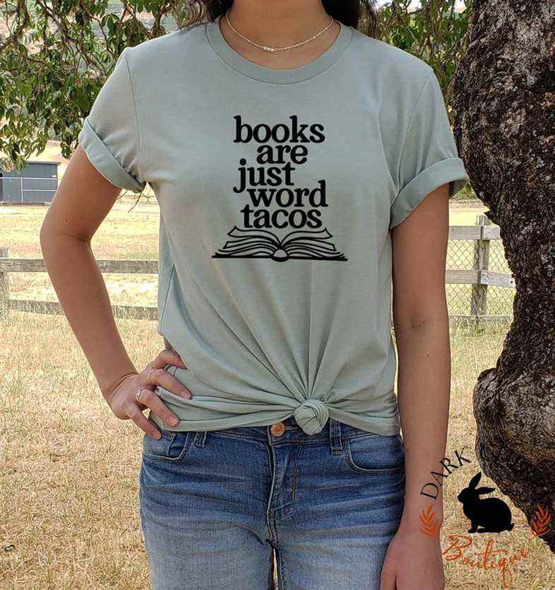 Image d'une femme à la peau olive portant une chemise couleur sauge.  La police noire lit "Les livres ne sont que des tacos de mots."