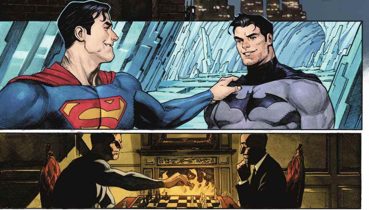 Superman et Batman sourient en copains dans la Forteresse de la solitude, Bruce Wayne et Alfred Pennyworth jouent aux échecs devant une cheminée rugissante dans Batman #118 (2021). 
