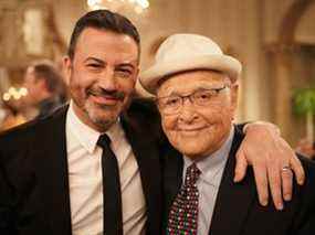 Les producteurs exécutifs Jimmy Kimmel et Norman Lear, qui ont également animé l'émission.