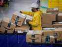 Amazon embauche généralement des légions de travailleurs temporaires à cette période de l'année pour aider à stocker, emballer et expédier les articles de ses entrepôts.