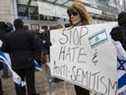 Une femme participe à un rassemblement contre l'antisémitisme devant le centre communautaire juif Miles Nadal à Toronto le 13 mars 2017. Une manifestation étudiante en soutien aux Palestiniens à Toronto la semaine dernière a été condamnée par les critiques comme un appel à l'ethnie nettoyage du peuple juif d'Israël.
