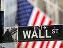 PHOTO DE DOSSIER: Un panneau de signalisation pour Wall Street est visible à l'extérieur de la Bourse de New York (NYSE) à New York, New York, États-Unis, le 19 juillet 2021. REUTERS/Andrew Kelly/File Photo