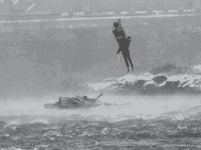 Un plongeur sauveteur de la Garde côtière américaine retire un passager d'un véhicule dans l'eau au bord de Niagara Falls, NY, le 8 décembre 2021.