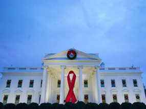 Un grand ruban rouge est visible à la Maison Blanche pour marquer la Journée mondiale du sida à Washington le 1er décembre 2021. Le président Joe Biden a marqué la journée en annonçant une mise à jour de la stratégie nationale américaine de lutte contre le sida.
