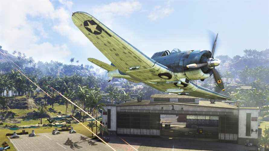 Un avion de chasse volant dans le ciel en évitant les tirs dans Warzone Pacific