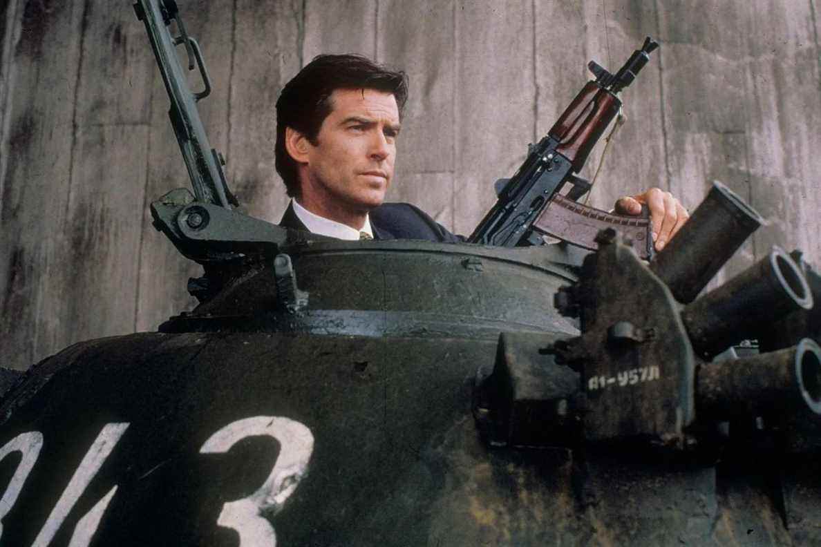 Pierce Brosnan chevauchant un tank dans GoldenEye