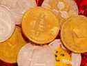 Représentations des crypto-monnaies Bitcoin, Ethereum, DogeCoin, Ripple et Litecoin.