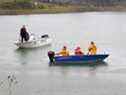 Une unité maritime de la Police provinciale de l'Ontario, ainsi qu'une équipe du service d'incendie de Timmins, sont vues en train de rechercher un véhicule qui s'est rendu dans le lac Little Pearl.