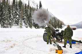 C'est à nouveau cette période de l'année où l'armée canadienne commence à tirer sur la neige.  L'opération Palaci, organisée chaque hiver au col Rogers en Colombie-Britannique, a des unités d'artillerie bombardant le manteau neigeux afin d'empêcher les avalanches de frapper la route transcanadienne.