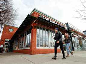 Les gens passent devant un Starbucks à Buffalo, New York.