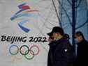 Sur cette photo d'archive prise le 1er décembre 2021, des gens passent devant le logo des Jeux olympiques d'hiver de Pékin 2022 au parc Shougang à Pékin.  - Le Canada n'enverra pas de fonctionnaires aux Jeux olympiques de Pékin en février, a annoncé Trudeau le 8 décembre 2021, se joignant au boycott diplomatique des Jeux par les États-Unis et d'autres alliés. 