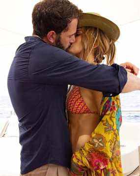 Jennifer Lopez a fêté son 52e anniversaire en embrassant Ben Affleck sur un yacht.