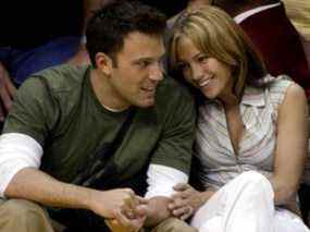 Ben Affleck reçoit un sourire de sa petite amie Jennifer Lopez lors du match éliminatoire des Lakers de Los Angeles et des Spurs de San Antonio à Los Angeles, le 11 mai 2003.