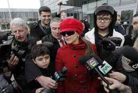 Le propriétaire de Darwin, Yasmin Nakhuda, quitte un tribunal d'Oshawa le 21 décembre 2012. TORONTO SUN FILES