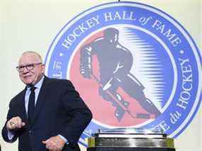 Jim Rutherford, intronisé au Temple de la renommée du hockey, montre sa bague à Toronto le 15 novembre 2019.