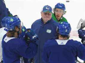 Bruce Boudreau, nouvel entraîneur-chef des Canucks de Vancouver, à l'entraînement de mardi au Rogers Arena.