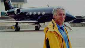 Jeffrey Epstein est photographié devant un jet dans une image d'exposition au tribunal publiée par le district sud des États-Unis de New York.