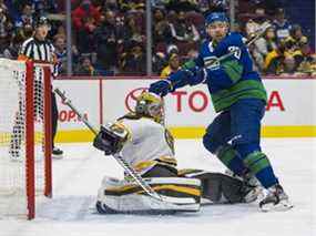 L'attaquant des Canucks de Vancouver Tanner Pearson (70) entre en collision avec le gardien des Bruins de Boston Jeremy Swayman (1) en première période au Rogers Arena.