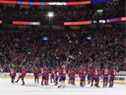 Les Canadiens de Montréal célèbrent leur victoire contre les Red Wings de Détroit au Centre Bell le 23 octobre 2021.