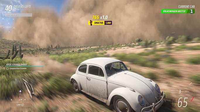 Une voiture s'échappe d'un gros nuage de poussière dans Forza Horizon 5