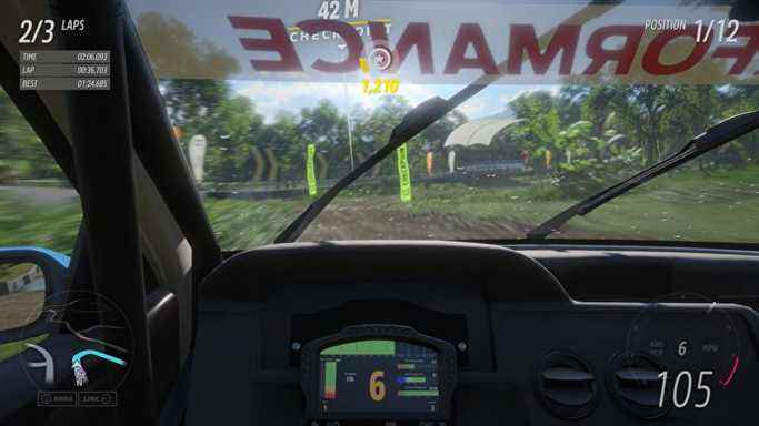 Une vue intérieure d'une voiture dans Forza Horizon 5