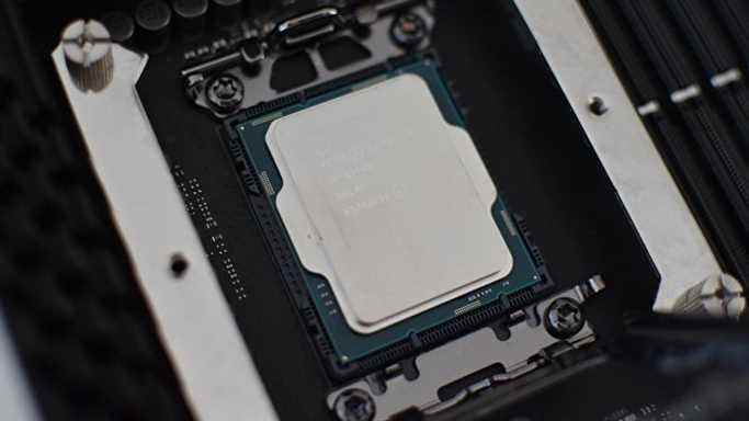 Le processeur Intel Core i9-12900K installé dans un socket de carte mère LGA 1700.