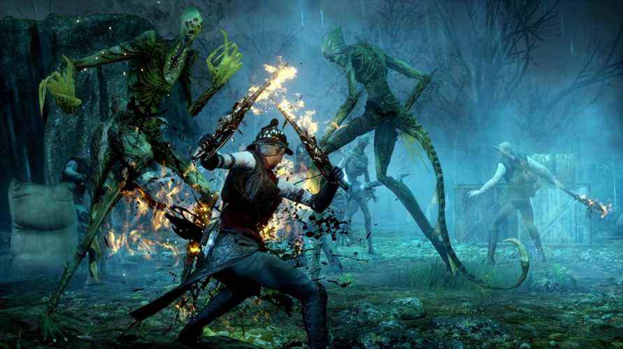 Un homme avec des armes enflammées combat des monstres dans un marais dans Dragon Age Inquisition, l'un des meilleurs jeux fantastiques.
