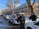 La police de Montréal recherchait un suspect après qu'un enseignant eut été poignardé à l'école secondaire John F. Kennedy sur la rue Villeray.