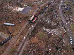 Un train déraillé est vu au milieu des dommages et des débris après une épidémie dévastatrice de tornades qui a ravagé plusieurs États américains à Earlington, Kentucky, États-Unis