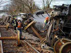 Des gens travaillent sur les lieux d'un déraillement de train après qu'une épidémie dévastatrice de tornades a ravagé plusieurs États américains à Earlington, Kentucky, le 11 décembre.
