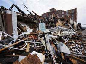De lourds dégâts sont constatés au centre-ville après qu'une tornade a balayé la région le 11 décembre à Mayfield, dans le Kentucky.