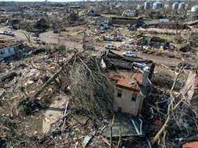 Une vue générale des dommages et des débris après une épidémie dévastatrice de tornades qui a ravagé plusieurs États américains, à Mayfield.