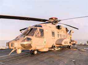 Un CH-148 Cyclone se trouve à bord du NCSM Halifax lors d'essais en mer dans l'Atlantique au large des côtes de la Nouvelle-Écosse le 18 avril 2015.