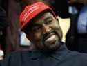 Le rappeur Kanye West sourit en écoutant une question d'un journaliste lors d'une réunion dans le bureau ovale de la Maison Blanche avec le président Donald Trump, le jeudi 11 octobre 2018, à Washington. 