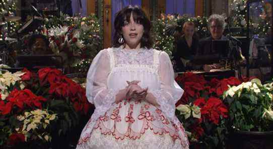 'SNL': Billie Eilish plaisante sur sa tenue de mère Noël et les conseils de sa mère pour éviter d'agir