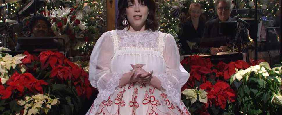 'SNL': Billie Eilish plaisante sur sa tenue de mère Noël et les conseils de sa mère pour éviter d'agir
