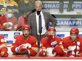 L'entraîneur-chef des Flames de Calgary, Darryl Sutter, occupe le banc lors du match de samedi soir contre les Bruins de Boston.