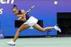 Leylah Fernandez frappe un revers contre Emma Raducanu lors de la finale du simple dames du tournoi de tennis de l'US Open 2021 à New York.