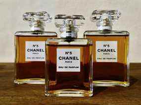 Des bouteilles de parfum Chanel n°5 sont vues à Pegomas près de Grasse, dans le sud de la France, le 26 août 2021.