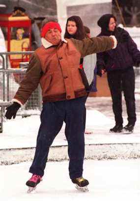 Le maire Mel Lastman prend la glace pour aider à lancer le 17e carnaval d'hiver annuel de North York le 14 février 1997.
