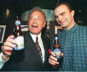 Le maire Mel Lastman, à gauche, et l'ailier des Maple Leafs Tie Domi savourent un avant-goût de la Toronto's Own, une nouvelle bière blonde brassée pour la ville par les Brasseries Molson, le 23 novembre 1999.
