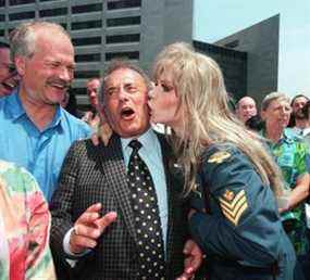 Jack Layton (à gauche) avec Mel Lastman (au centre) se faisant embrasser sur la joue par Enza « Supermodel » Anderson pour lancer la semaine de la fierté de Toronto le 22 juin 1998.
