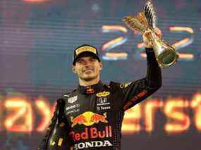 Le vainqueur de la course et champion du monde des pilotes de F1 2021 Max Verstappen des Pays-Bas et Red Bull Racing célèbrent sur le podium lors du Grand Prix F1 d'Abou Dhabi sur le circuit de Yas Marina le dimanche 12 décembre 2021 à Abu Dhabi, aux Émirats arabes unis.