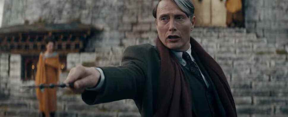 Mads Mikkelsen brille dans le rôle de Grindelwald dans Fantastic Beasts: The Secrets of Dumbledore's First Trailer
