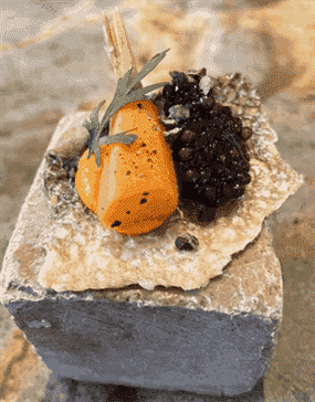 Le riff de Shabour sur le « poisson gefilte » — bar sans peau avec crème de carottes et caviar.