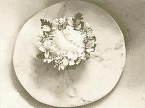 La portion grasse de l'épaule de crabe royal, dans une présentation semblable à un bijou par Jordnaer.